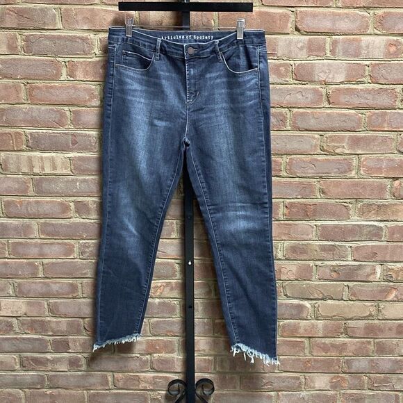 Articles Of Society High Rise Cropped Frayed Hem Jeans Size 32 NEW - Picture 2 of 7